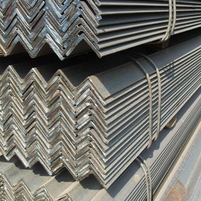 5.8m Lunghezza acciaio perforato galvanizzato laminato a caldo angolo a fessura per cornici in acciaio Lunghezza 5,8m
